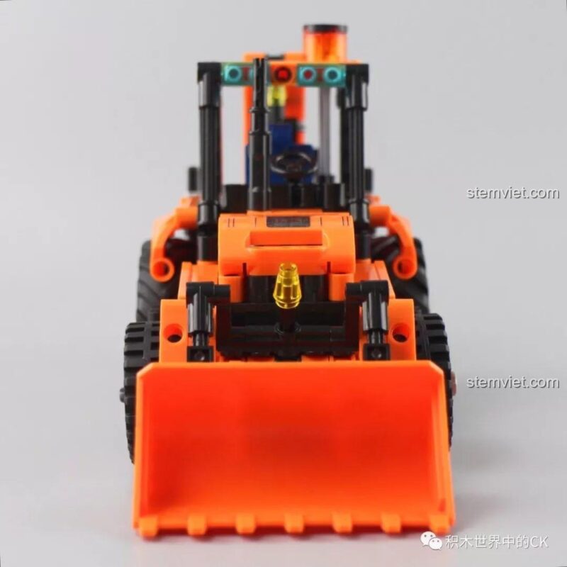 Góc nhìn chính diện của bộ lắp ráp Xe Xúc Lật Kèm Gầu Đào 7057, khoe gầu xúc lớn phía trước.
