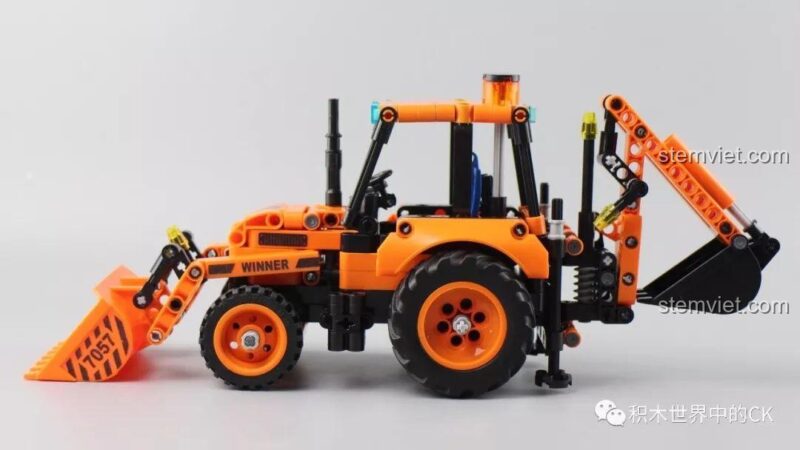 Góc nhìn ngang của đồ chơi mô hình Xe Công Trình Hai Đầu, thể hiện cả gầu xúc trước và cần đào sau.