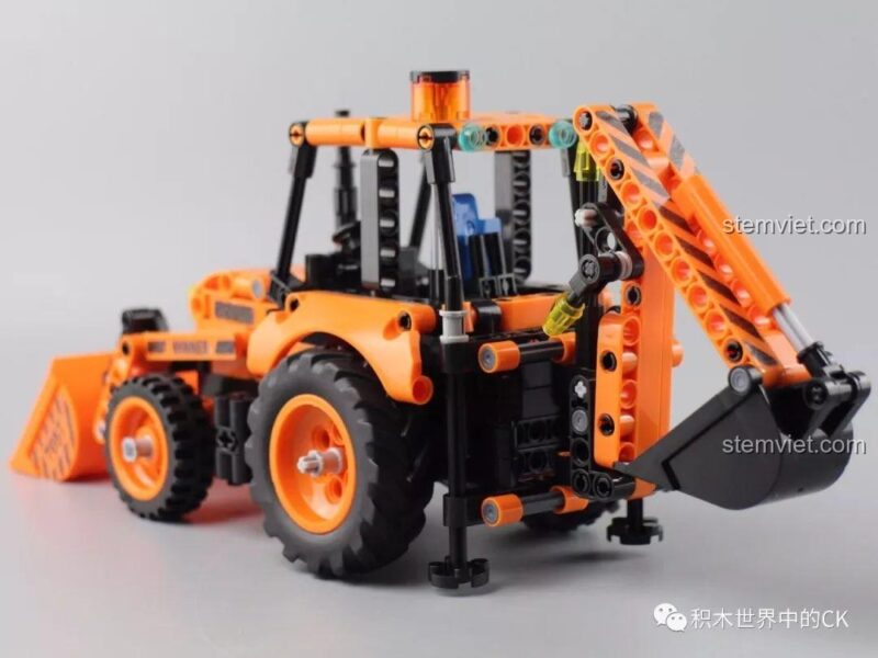 Góc nhìn từ phía sau của Xe công trình Technic JEMLOU 7057, tập trung vào cơ cấu cần đào phức tạp.