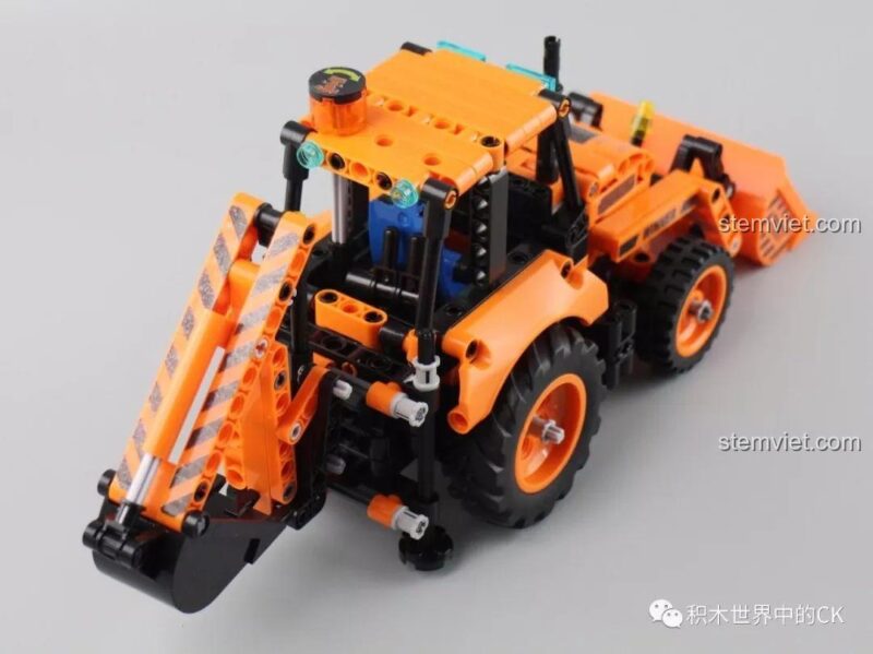 Góc nhìn từ trên cao của bộ xếp hình Winner 7057, cho thấy cabin và hệ thống điều khiển.