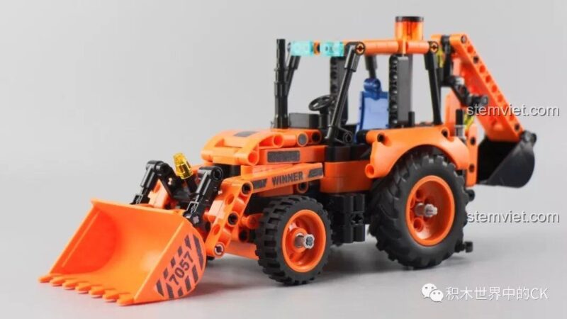 Mô hình Winner 7057 Xe Xúc Đào Đa Năng đã lắp ráp hoàn chỉnh, màu cam và đen nổi bật.