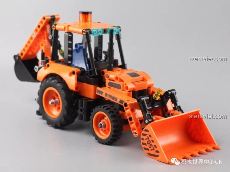 Một góc nhìn khác của bộ lắp ráp Xe Xúc Đào Đa Năng, sẵn sàng cho mọi công việc trên công trường.