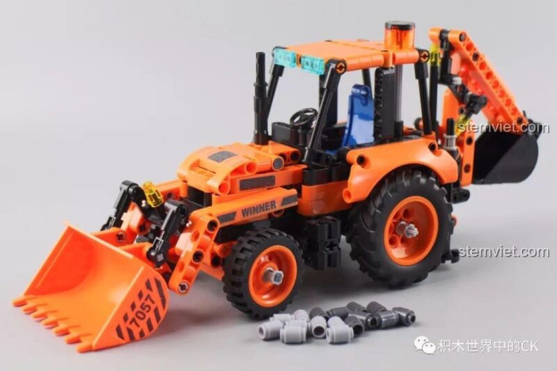 Tổng thể mô hình Winner 7057 Xe Xúc Đào Đa Năng cùng các chi tiết giả sỏi đi kèm.
