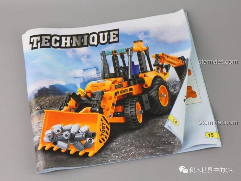 Sách hướng dẫn lắp ráp chi tiết của đồ chơi lắp ghép Máy xúc lật 7057, giúp bé dễ dàng hoàn thành mô hình.