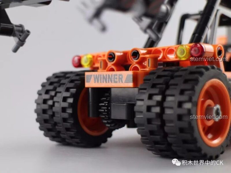 Cận cảnh hệ thống lái và bánh sau của đồ chơi mô hình Winner 7059.