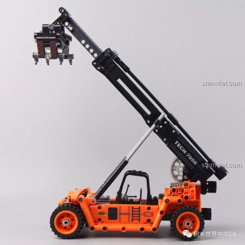 Cần cẩu của bộ đồ chơi Xe Cẩu Gắp Container được duỗi ra hết cỡ, sẵn sàng cho các tác vụ nặng.