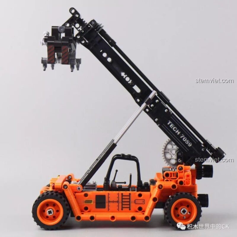 Mô hình Winner 7059 đang nâng cần cẩu lên cao, thể hiện khả năng vươn xa của sản phẩm.