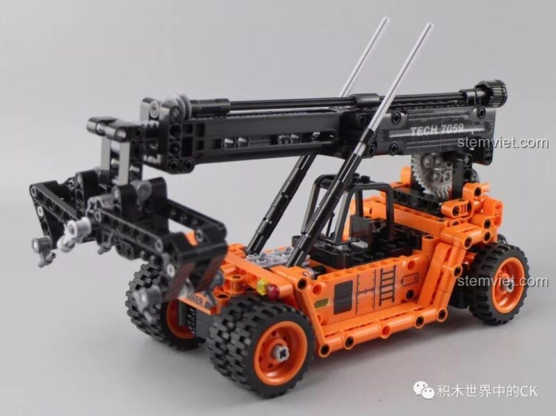 Mô hình Xe Nâng Gắp Container Winner 7059 hoàn chỉnh nhìn từ phía trước, sẵn sàng hoạt động.