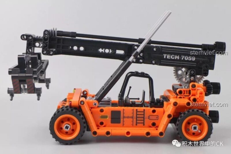 Nhìn từ bên hông, bộ lắp ráp Xe Nâng Gắp Container 7059 thể hiện rõ cấu trúc cơ khí Technic phức tạp.