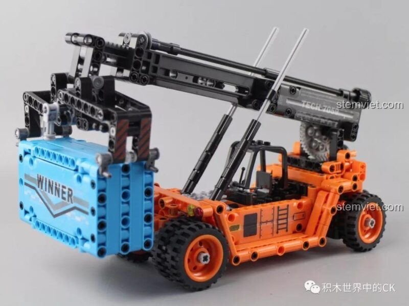 Bộ lắp ráp Winner 7059 hoàn thành nhiệm vụ nâng và di chuyển container, một món đồ chơi mô hình tuyệt vời cho bé trai.