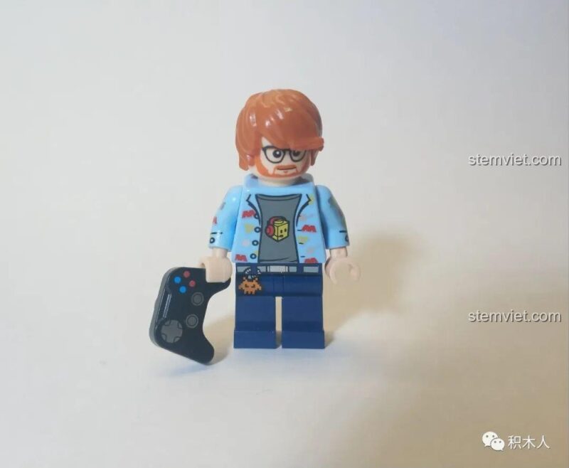 Minifigure Ed Sheeran WM6093 áo xanh nhìn từ bên cạnh, đồ chơi mô hình Ed Sheeran chi tiết, bộ lắp ghép Ed Sheeran cho bé trai 8 tuổi.