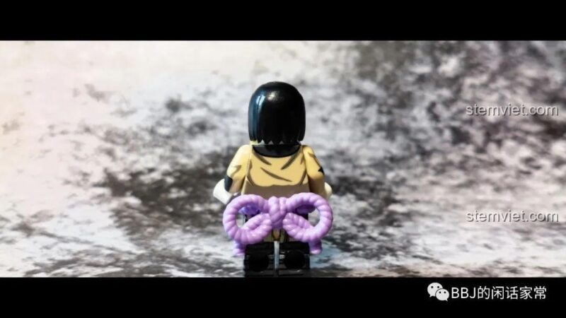 Ảnh review mặt sau của minifigure Orochimaru WM6108, với phụ kiện dây thừng màu tím. Set đồ chơi Naruto WM Blocks.