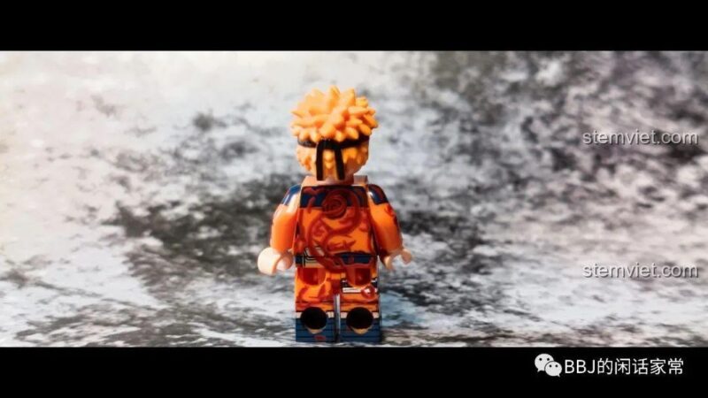 Ảnh review mặt sau của minifigure Uzumaki Naruto dạng Vĩ Thú WM6108, cho thấy chi tiết in ấn. Bộ minifigure Naruto giá tốt.