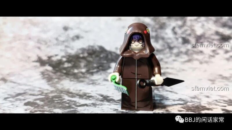 Ảnh review minifigure Yakushi Kabuto với áo choàng có mũ, bộ WM6108. Set đồ chơi Naruto giá rẻ.