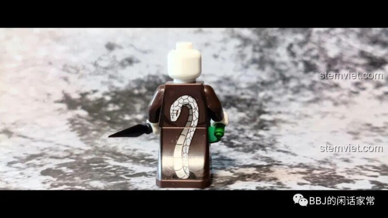 Ảnh review mặt sau của minifigure Yakushi Kabuto WM6108, cho thấy hình con rắn trên áo choàng. Bộ sưu tập nhân vật Naruto WM Blocks.