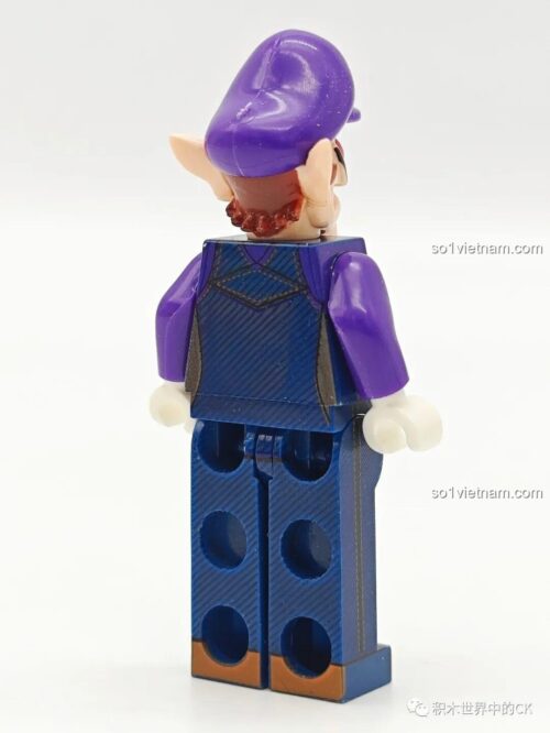 Ảnh chụp cận cảnh mặt trước của minifigure Waluigi WM2072. Đồ chơi mô hình Waluigi thể hiện chi tiết bộ yếm màu xanh và áo tím đặc trưng.