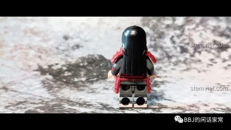 Mặt sau của minifigure Senju Hashirama WM2111 với bộ giáp đỏ đặc trưng.