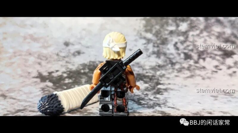 Mặt sau của minifigure Killer Bee WM2112 với bao kiếm và chi tiết in sắc nét.