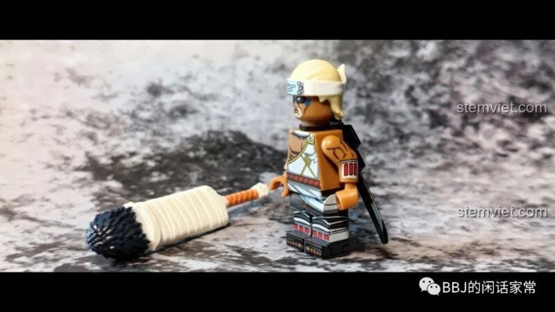 Ảnh chụp cận cảnh minifigure Killer Bee WM2112 từ bộ sưu tập minifigure WM, thể hiện chi tiết cơ bắp và trang phục.