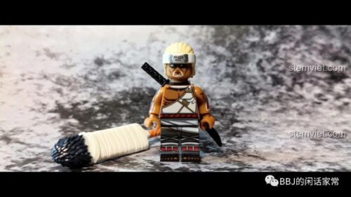 Ảnh review chi tiết minifigure Killer Bee WM2112 từ bộ đồ chơi Minifigure Naruto WM6108, với thanh kiếm Samehada đặc trưng.