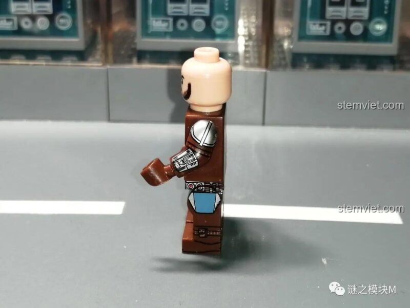 Minifigure Người Mandalorian WM2205 không mũ, nhìn từ phía sau, đồ chơi mô hình tinh xảo.