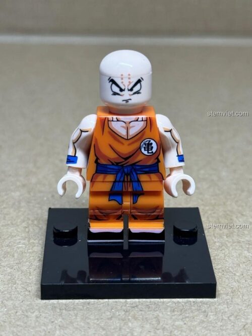 Ảnh chụp cận cảnh minifigure Krillin WM2690 từ bộ lắp ráp nhân vật Dragon Ball WM6180. Chi tiết in sắc nét, chất lượng cao, phù hợp cho bé trai.