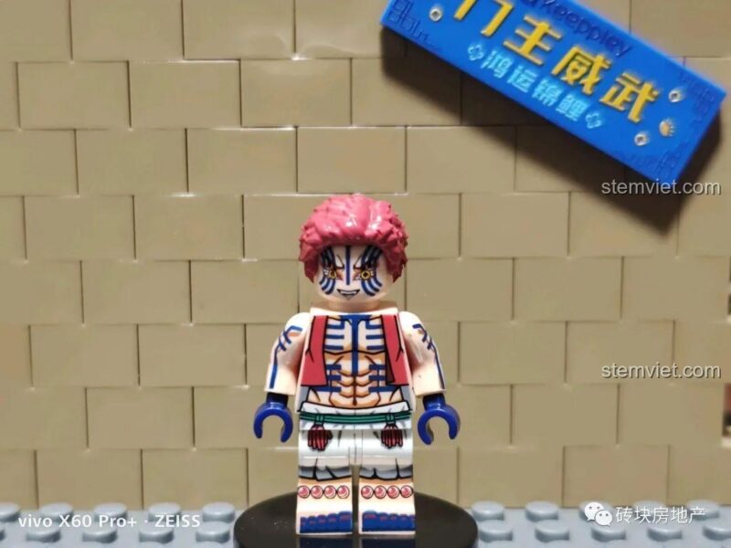 Minifigure Thượng Huyền Tam Akaza WM6116 với các hình xăm chi tiết trên cơ thể.