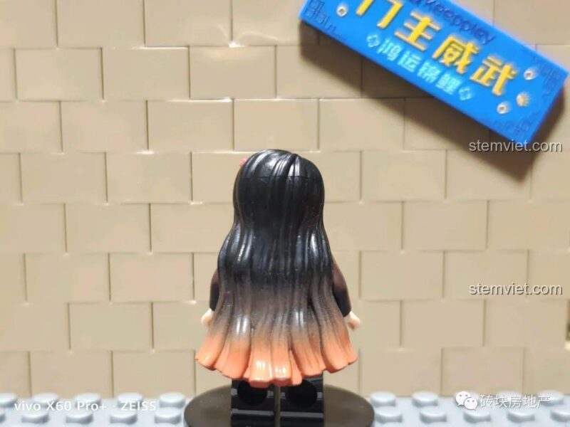 Minifigure Kamado Nezuko WM6116 với mái tóc chuyển màu đặc trưng.
