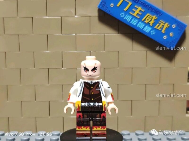 Minifigure Viêm Trụ Rengoku Kyoujurou WM6116 với mái tóc rực lửa và biểu cảm mạnh mẽ.