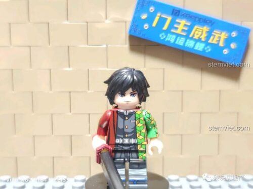 Cận cảnh minifigure Tomioka Giyuu từ bộ đồ chơi mô hình WM6116. Chi tiết in sắc nét, chất lượng tốt.
