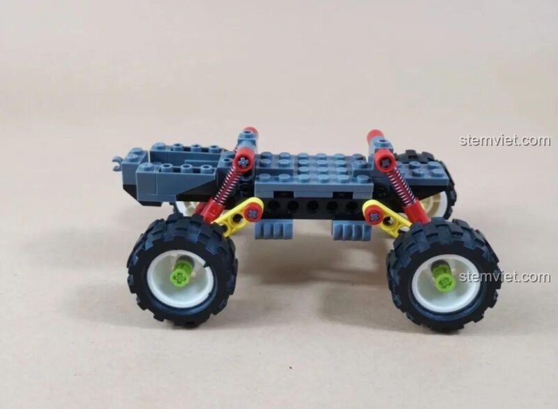 Khung gầm xe Jeep quân sự với hệ thống giảm xóc độc lập trong bộ lắp ráp WOMA C0195 Trở Lại Chiến Trường: Xâm Nhập Sâu Vào Địch.