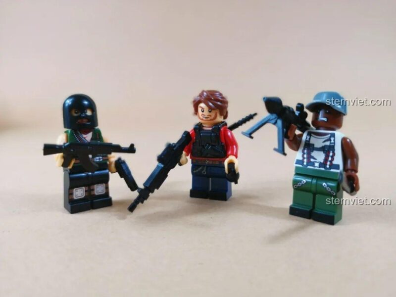 Các minifigure lính cầm vũ khí trong bộ đồ chơi WOMA C0195 Trở Lại Chiến Trường: Xâm Nhập Sâu Vào Địch.