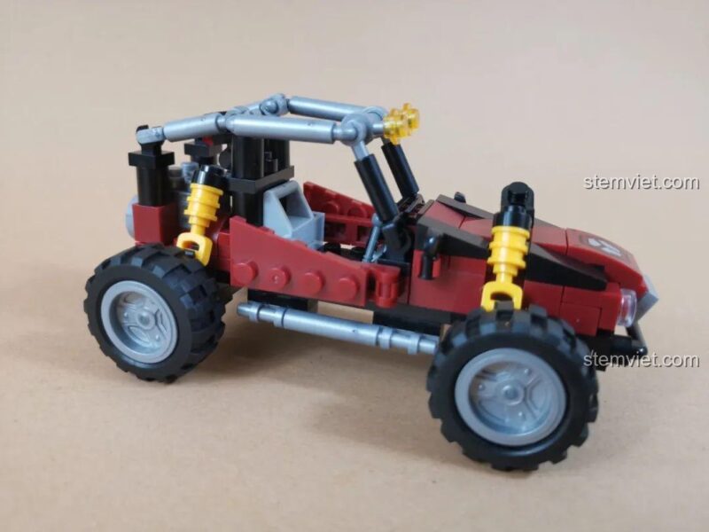 Hình ảnh bên hông xe buggy quân sự màu đỏ trong bộ lắp ráp WOMA C0195 Trở Lại Chiến Trường: Xâm Nhập Sâu Vào Địch.