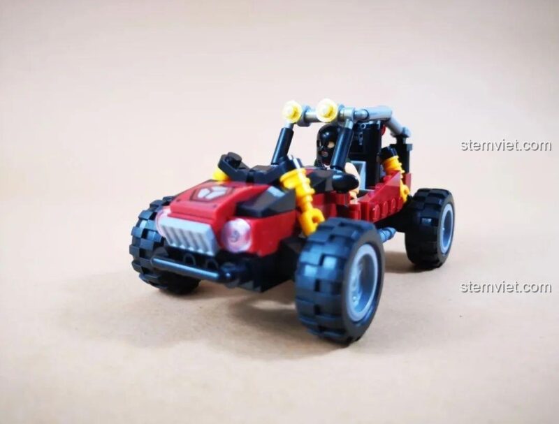 Xe buggy quân sự màu đỏ trong bộ lắp ráp WOMA C0195 Trở Lại Chiến Trường: Xâm Nhập Sâu Vào Địch.