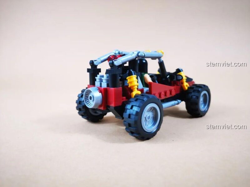 Mặt sau xe buggy quân sự màu đỏ của bộ đồ chơi WOMA C0195 Trở Lại Chiến Trường: Xâm Nhập Sâu Vào Địch.