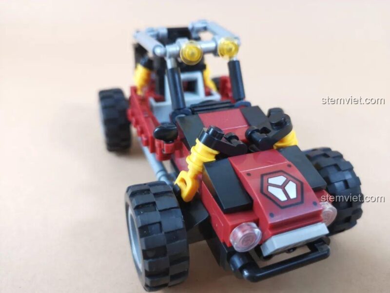 Góc nhìn từ trên xuống xe buggy quân sự màu đỏ của bộ đồ chơi WOMA C0195 Trở Lại Chiến Trường: Xâm Nhập Sâu Vào Địch.