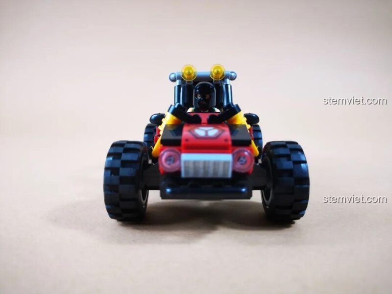 Cận cảnh phía trước xe buggy quân sự màu đỏ trong bộ lắp ráp WOMA C0195 Trở Lại Chiến Trường: Xâm Nhập Sâu Vào Địch.