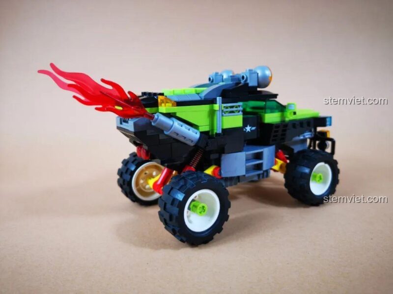 Xe Jeep quân sự màu xanh lá với hiệu ứng lửa từ bệ phóng trong bộ lắp ráp WOMA C0195 Trở Lại Chiến Trường: Xâm Nhập Sâu Vào Địch.