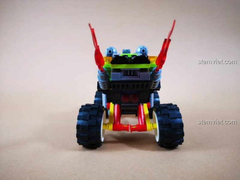 Mặt sau xe Jeep quân sự màu xanh lá của bộ đồ chơi WOMA C0195 Trở Lại Chiến Trường: Xâm Nhập Sâu Vào Địch.