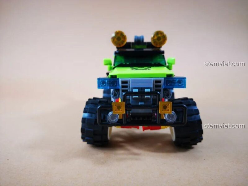 Cận cảnh phía trước xe Jeep quân sự màu xanh lá của bộ đồ chơi WOMA C0195 Trở Lại Chiến Trường: Xâm Nhập Sâu Vào Địch.