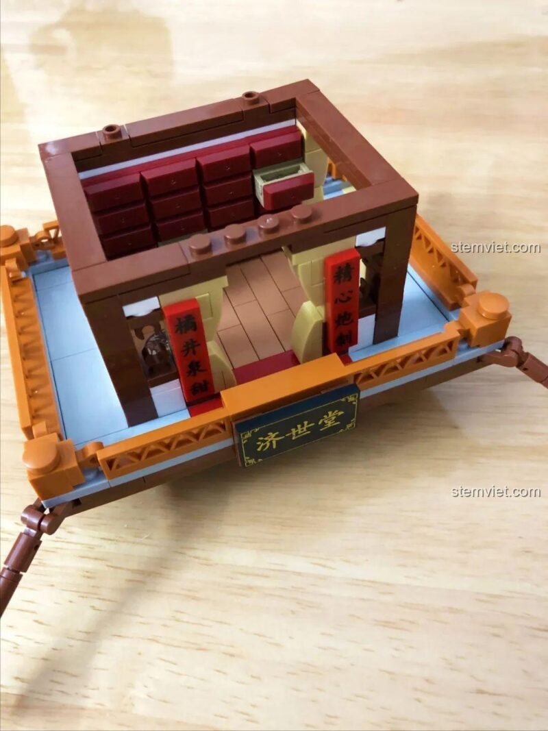 Tầng 2 của Hiệu thuốc Tế Thế Đường WOMA C0340 với biển hiệu và câu đối in sắc nét.