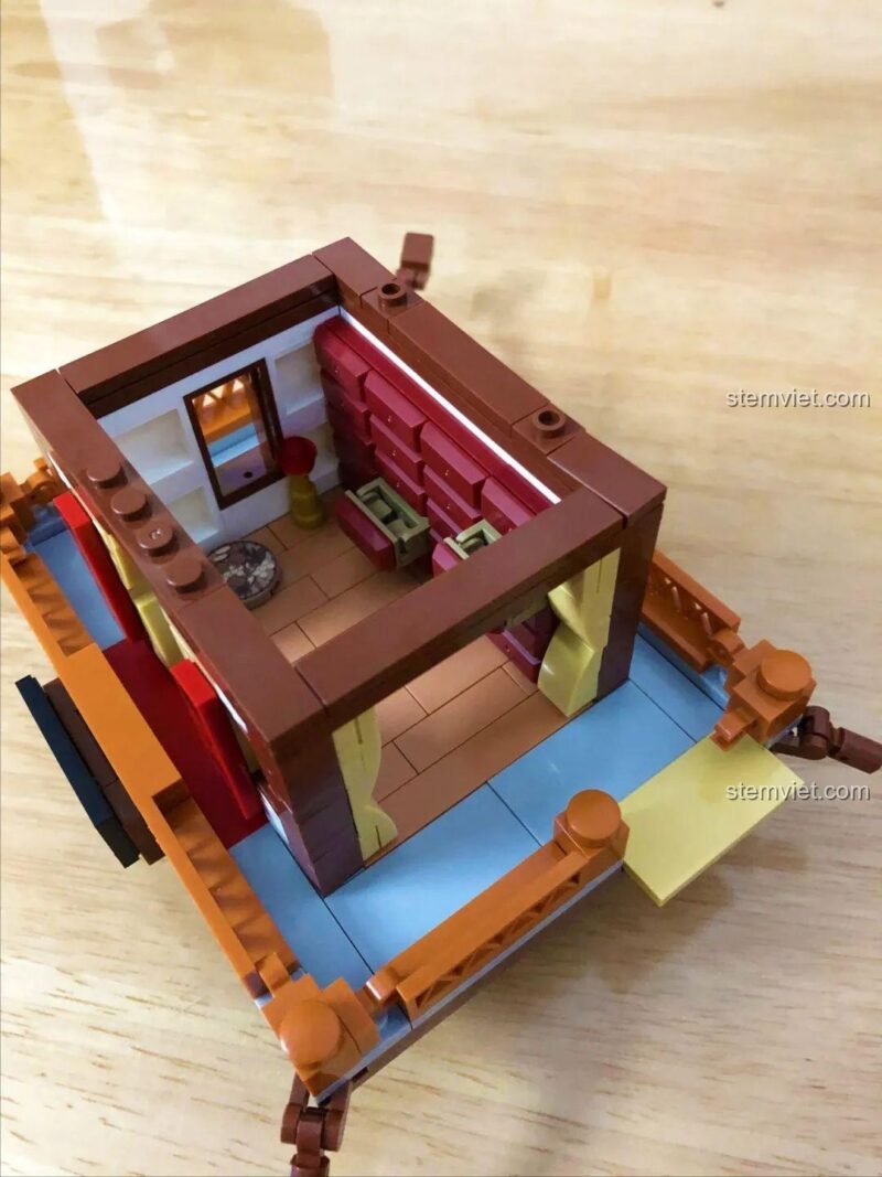 Nội thất tầng 2 của Cửa hàng thuốc bắc WOMA C0340 với tủ thuốc và rèm cửa.