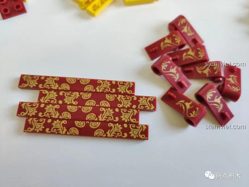 Cận cảnh các chi tiết in hoa văn vàng trên nền đỏ của Mô hình máy hát đĩa than C0364, thể hiện sự tinh xảo.