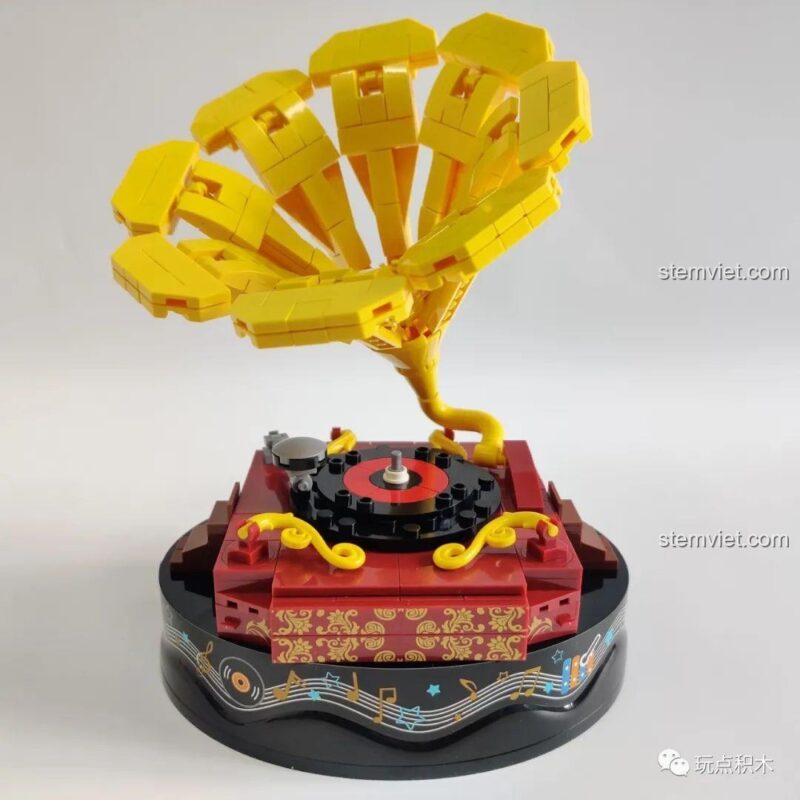 Ảnh chụp thực tế của đồ chơi mô hình Hộp nhạc gramophone sau khi lắp ráp xong, nhìn từ phía trước.
