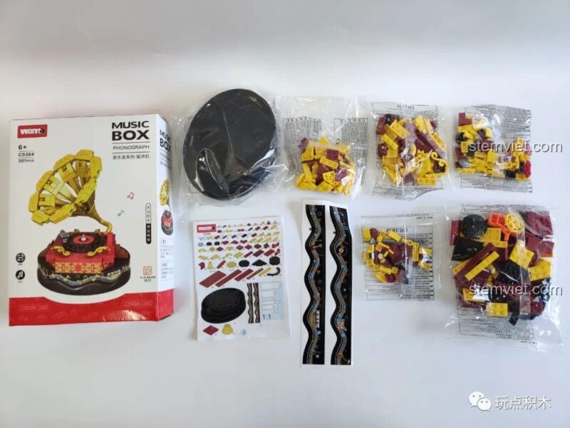 Hình ảnh mở hộp đồ chơi xếp hình 0364, cho thấy các túi chi tiết, sách hướng dẫn và sticker đi kèm.