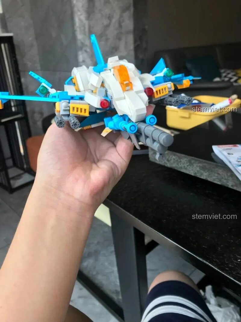 Chiến cơ phản lực WOMA C0407 đang bay, thể hiện khả năng biến hình ấn tượng, mang đến trải nghiệm chơi đa dạng.