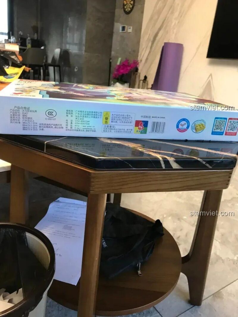 Mặt sau hộp đồ chơi mô hình Robot Hunter WOMA C0407, thể hiện các tư thế biến hình và tính năng nổi bật.