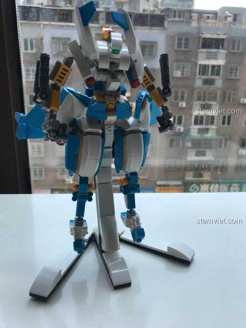 Robot biến hình WOMA C0407 đứng thẳng, thể hiện thiết kế mạnh mẽ, sẵn sàng cho cuộc chiến không gian.