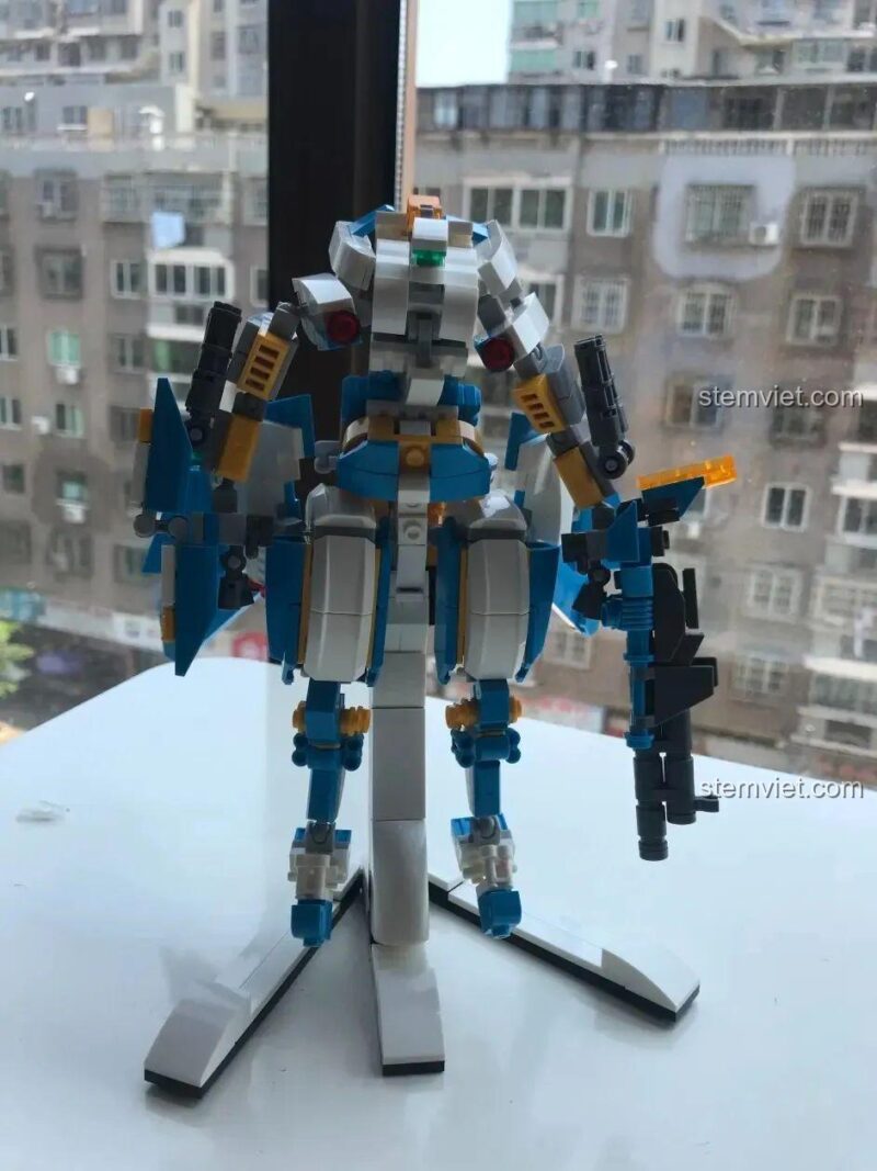 Robot biến hình WOMA C0407 nhìn trực diện, với thiết kế chi tiết, phù hợp cho bé trai yêu thích robot.
