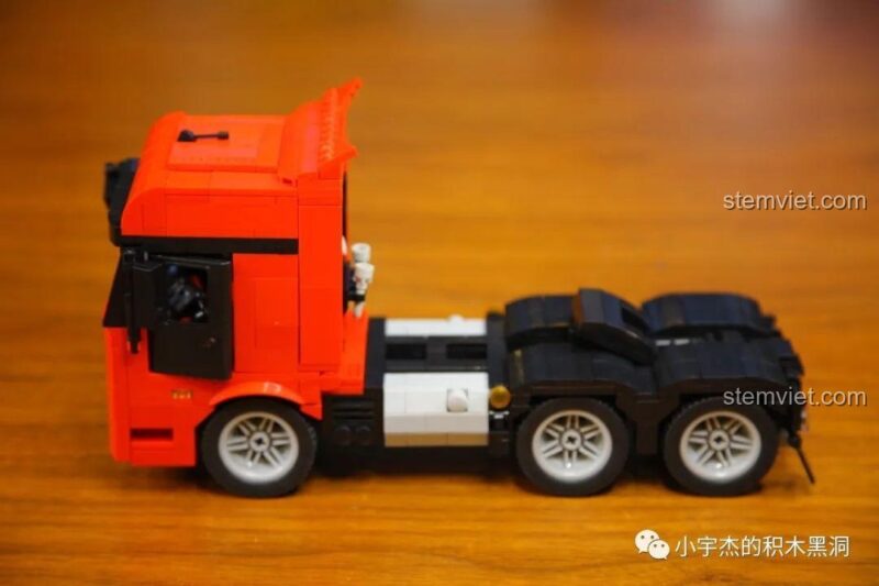 Mô hình Xe Đầu Kéo Container WOMA C0625 hoàn chỉnh nhìn từ phía trước, một món đồ chơi hấp dẫn cho bé trai 6 tuổi.